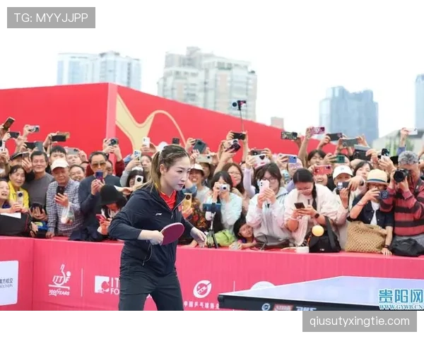 刘诗雯比赛一结束换衣那速度，直接从乒乓台走到红毯，我还以为进错片场