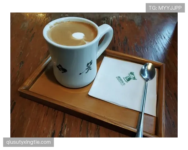 贾一凡居然在训练场边喝着限量版咖啡，谁告诉我这篮球场是咖啡厅？